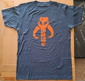 Nueva Camisa Azul Pizarra Logotipo del Clan Boba Fett Star Wars Talla Grande Escudo Mythosaur - Imagen 1 de 4