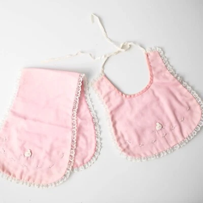 Babero de bebé rosa vintage y paño para eructar con patos posiblemente hecho a mano Foto 1 de 4