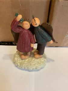 Estatuilla vintage de resina de miel y yo ""Besos de Navidad"" de 2 ángeles besando - Imagen 1 de 2