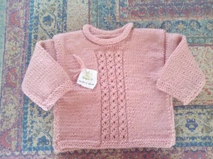 Jersey bebé. Hecho a mano realizado en lana. Color rosa palo ochos.. Talla 6-12 - Imagen 1 de 1