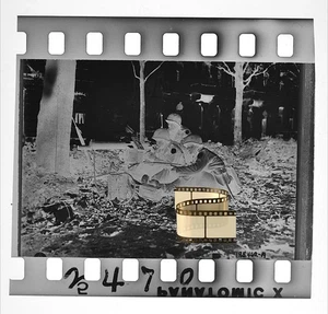 Negativ 4x3,5cm - US Soldaten 1945 mit Maschinengewehr im Straßenkampf WW2 - Bild 1 von 1