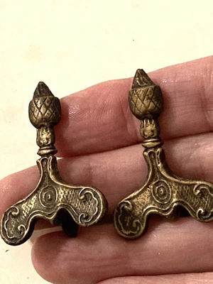 Par miniatura de colección de los años 80 para casa de muñecas Firedogs de metal ornamentado Andirons  Foto 1 de 4