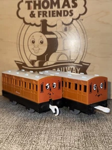 ¡ENTRENADORES ANNIE & CLARABEL! Thomas Friends Trackmaster 2002 Tomy - Imagen 1 de 10