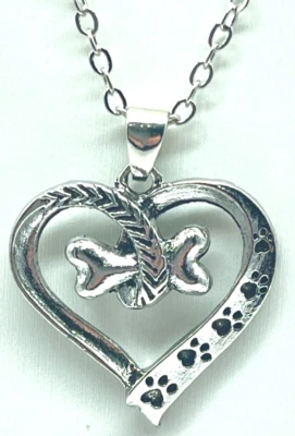 Conjunto de collar y pendientes tono plata corazón con detalles de hueso y pata de perro. 18" + 2" Foto 1 de 4