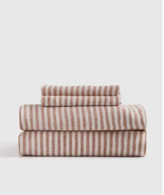 NUEVO CON ETIQUETAS JUEGO DE SÁBANAS A RAYAS TERRACOTA DE LINO EUROPEO QUINCE 4 PIEZAS $180 Foto 1 de 4