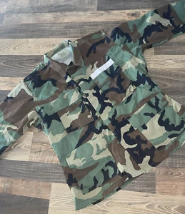 Ejército de EE. UU. BDU Bosque Camuflado Abrigo Camisa Mediana X-Corto Clima Caliente Ripstop - Imagen 1 de 10