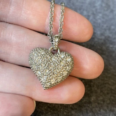 Collar con incrustaciones de diamantes de imitación tono plata corazón hinchado de Chico’s Foto 1 de 4