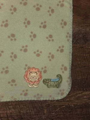 CIRCO 绿色婴儿毯 Lovey Paw Prints 狮子鳄鱼靶羊毛 — 第 1/4 张图片