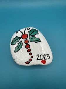 Arte rupestre pintado a mano (roca libélula acebo de Navidad) decoración rupestre - Imagen 1 de 5