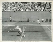 1945 Press Photo Sarah Cooke & Louise Brough in tennis match at Forest Hills, NY