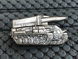 ANCIEN INSIGNE CHARS MILITAIRE AMX 30 MISSILE PLUTON SIGNE DELSART - Picture 1 of 2