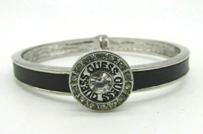 Brazalete brazalete con bisagras Guess con logotipo de pedrería tono plata y negro 7" Foto 1 de 4