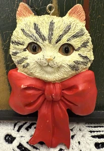 Adorno de Navidad Sylvestri de colección gato atigrado felino arco rojo grande ojos verdes - Imagen 1 de 5