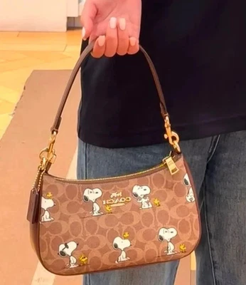 CBJ88 COACH x PEANUTS Teri Shoulder Bag Tan Brown Outlet ( 1 business day )。 - Image 1 of 4