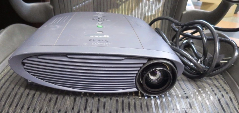 BOXLIGHT MODEL CD-600m Projector LAMP & POWER CORD + CARRY CASE 1342hrs - Image 1 of 4