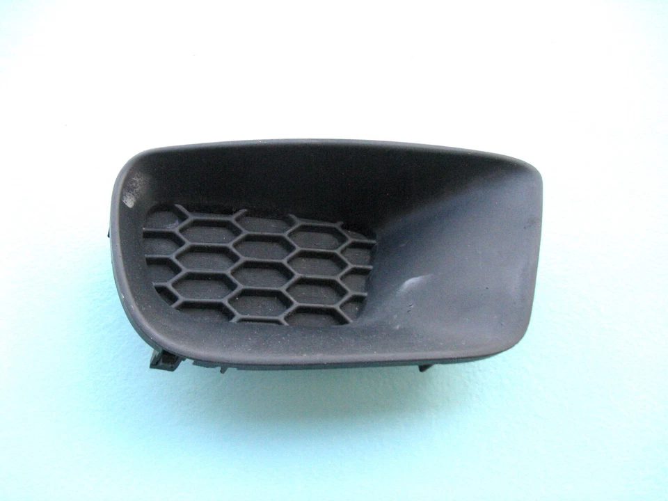 2006 06 SCION XA ПЕРЕДНИЙ БАМПЕР ПРАВЫЙ ПРОТИВОТУМАННЫЙ ФОНАРЬ КРЫШКА НИЖНЯЯ РЕШЕТКА ОТДЕЛКА МОЛДИНГ - Изображение 1 из 4