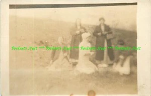 RPPC ca 1910-1920s Cinque donne in campo con secchiello, borse, grembiuli, cappelli NON SPEDITO - Foto 1 di 2