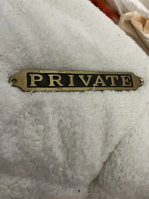 Placa de letrero de puerta de latón vintage con pátina privada Foto 1 de 2