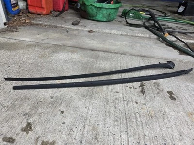 Volkswagen GTI 2009 molduras de molduras de parabrisas, izquierda y derecha usadas Foto 1 de 4