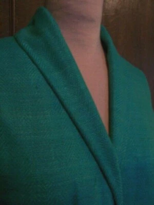 TRAJE DE DISEÑO ESPIGA VERDE JADE 35 PULGADAS TELA SEDA CRUDA  Foto 1 de 4