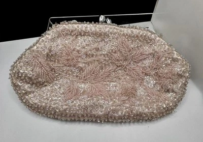 Bolso sin asas de colección rosa con cuentas y lentejuelas con cierre de diamantes de imitación herrajes en tono plateado Foto 1 de 4