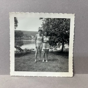 Foto encontrada de colección de 2 hermosas mujeres posando junto al lago Risque años 50 - Imagen 1 de 2