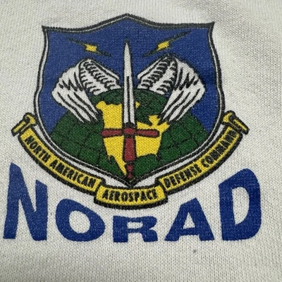 Sudadera De Colección Hanes NORAD Comando de Defensa Aeroespacial de América del Norte DAÑADA Foto 1 de 4