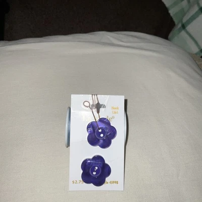 (2) 1" La MODE FLORAL PÚRPURA PLÁSTICO 2 AGUJEROS NOVEDAD BOTONES NUEVO STOCK ANTIGUO LINDO Foto 1 de 4