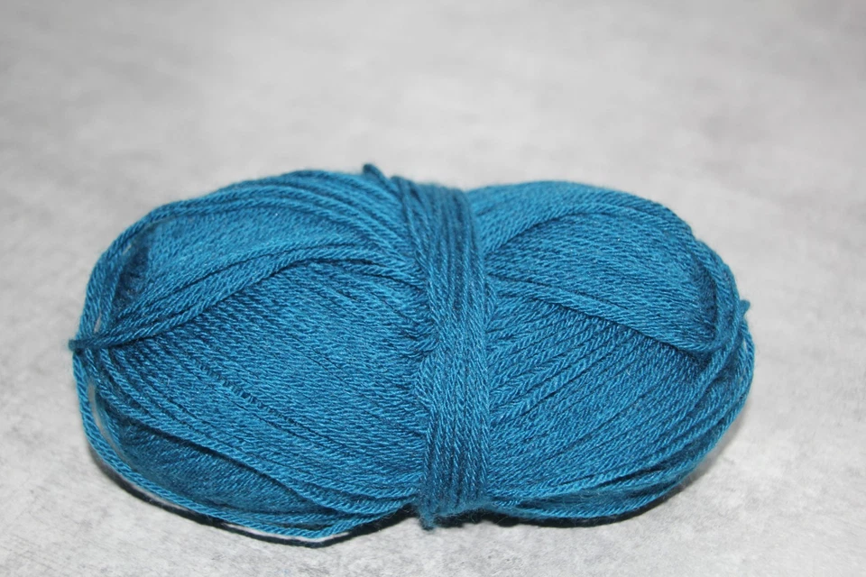 50 g  Woll Butt  Versaille petrol, weiche Wolle, lässt sich gut verstricken - Bild 1 von 1