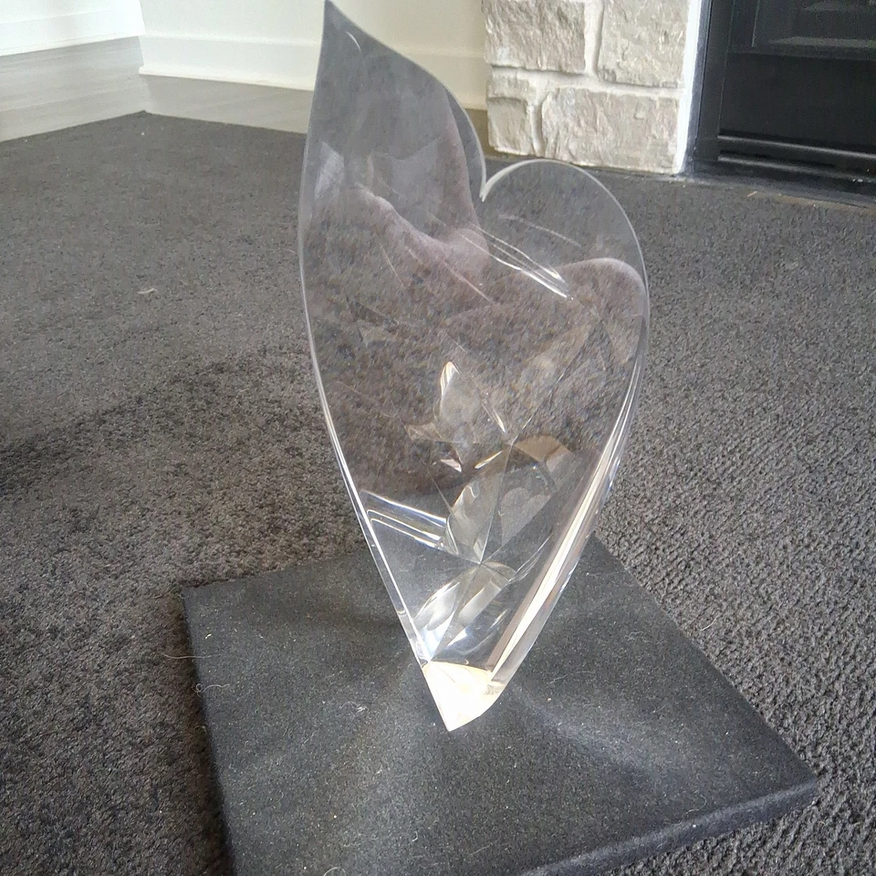 Escultura de cristal en forma de corazón con base de tierra 10,5 x 5 x 3 pulgadas Foto 1 de 4