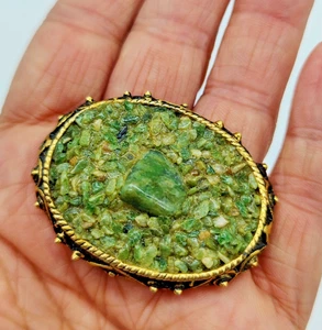 Vintage Crushed Green Jade Chip Inlay Gold Tone Statement Pin Brooch - Picture 1 of 4