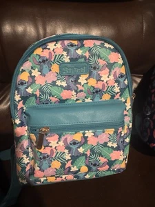 Mini mochila Disney Stitch con correas ajustables y bolsillo frontal con cremallera - Imagen 1 de 7