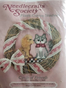 NEEDLECRAFTS SOCIETY Cat & Dog Circle of Friends Wreath - Vintage - Picture 1 of 2