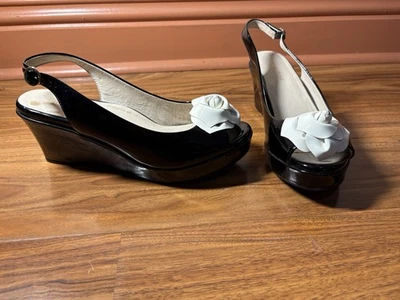 Sandalias de cuña Taryn Rose para mujer 10M negras con tira trasera flor punta abierta Foto 1 de 4