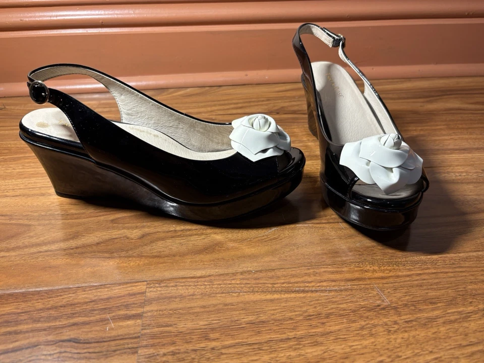 Sandalias de cuña Taryn Rose para mujer 10M negras con tira trasera flor punta abierta Foto 1 de 4