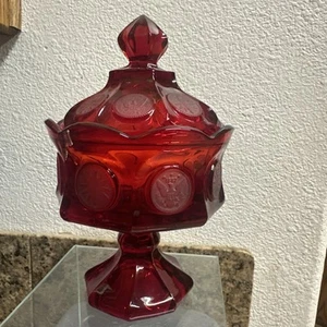 Composta porta caramelle con coperchio a moneta rosso rubino Fostoria vintage con piedistallo - Foto 1 di 7