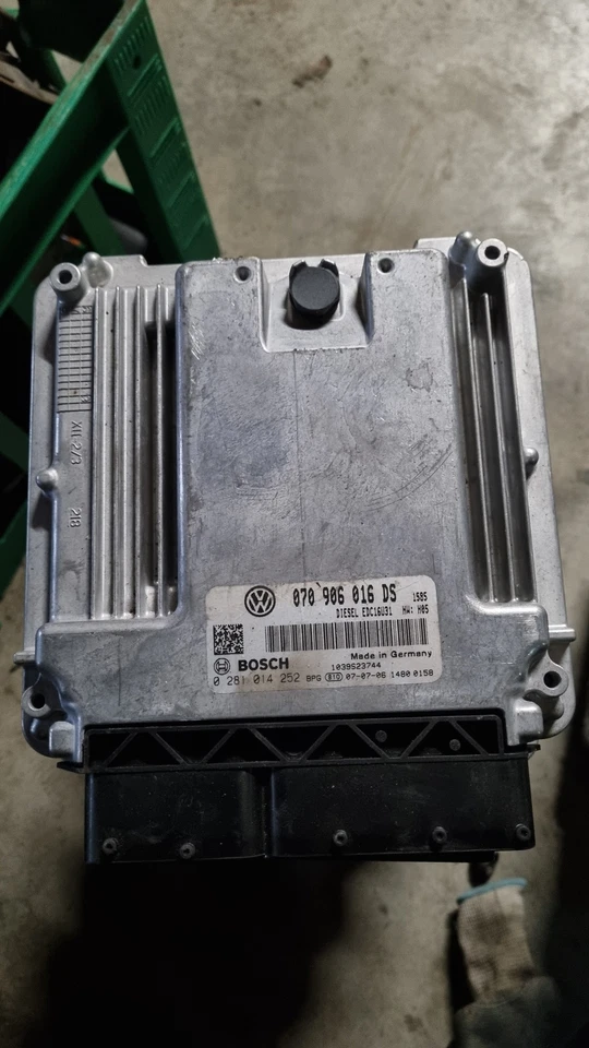 Centralina motore VW TRANSPORTER V T5 Furgon 7HA, 7HH, 7EA, 7EH ECU 21779433 - Immagine 1 di 1