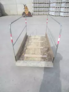 Grabenbrücke Baubrücke Fußgängerbrücke Gerüst Laufsteg Kanal Steg Holz Geländer - Bild 1 von 12