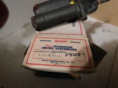 Главный тормозной цилиндр F18006 1953 BUICK SUPER EX DYNAFLOW TRANS - Изображение 1 из 3