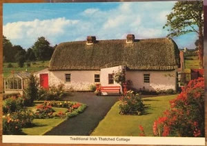 Irlanda Postal CASA TRADICIONAL IRLANDESA CON TECHO DE PAJA Rosas Vernáculas Cardall 401 - Imagen 1 de 2