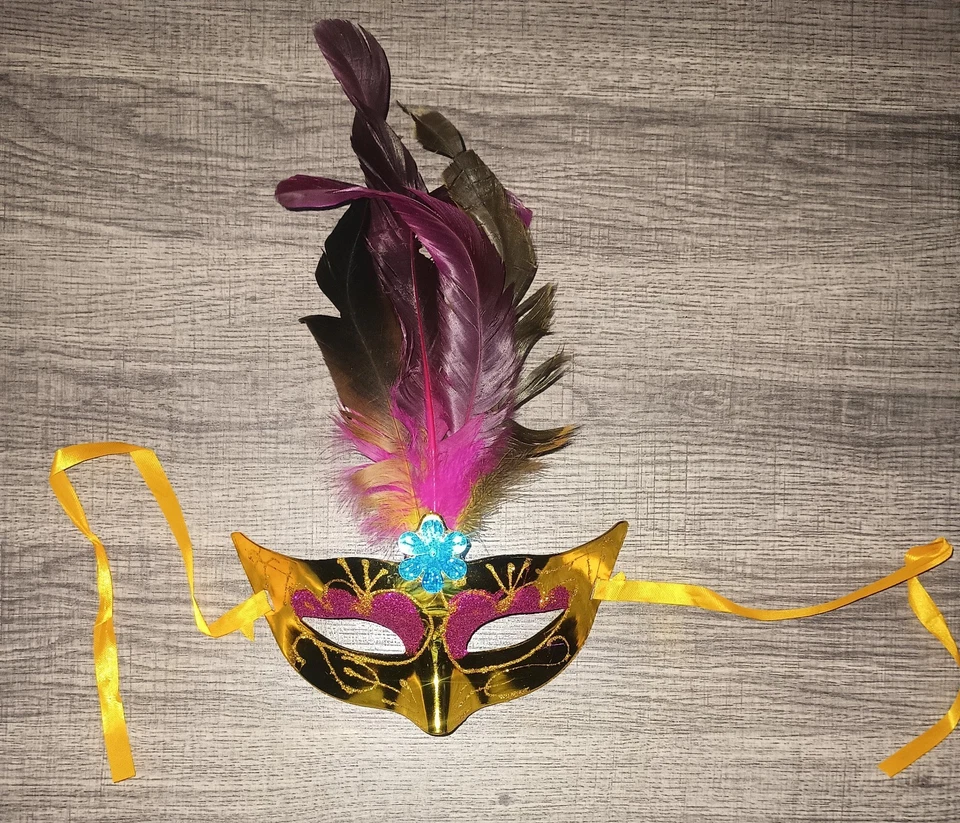 Máscara de Mascarada Mardi Gras Oro y Rosa Brillo Máscara de Ojos con Plumas Foto 1 de 3