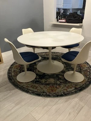 Mesa e cadeira Eero Saarinen vintage tulipa conjunto de 4 - Imagem 1 de 4