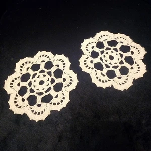 2er Set Weiß Häkeldeckchen Rund Blumen Spitze Untersetzer Tischdeko - Bild 1 von 5
