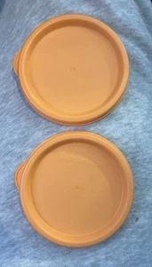 Tupperware Juego de 2 tazas de aperitivos naranja o vasos de campana sellos / tapas parte # 4922 - Imagen 1 de 3
