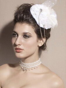 Bibi plat mini chapeau burlesque blanc plumes strass tulles chaînes pin-up sexy