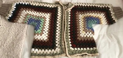 Suéter de hilo acrílico de ganchillo hecho a mano para un niño colores neutros cálido acogedor nuevo Foto 1 de 4