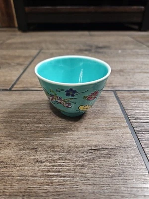 Copo de porcelana policromado chinês antigo do período Ching tardio turquesa e floral - Imagem 1 de 4