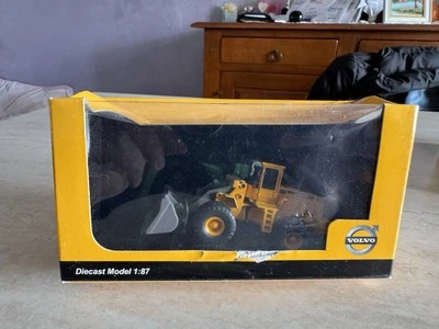 MEZZO DA LAVORO STRADALE ESCAVATORE GOMMATO VOLVO 1:87 NUOVO BOX DA COLLEZIONE - Immagine 1 di 4