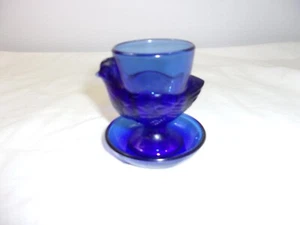 Vintage Kobaltblau Glas Henne Milchkännchen und Untertasse 3 Zoll Höhe - Bild 1 von 3