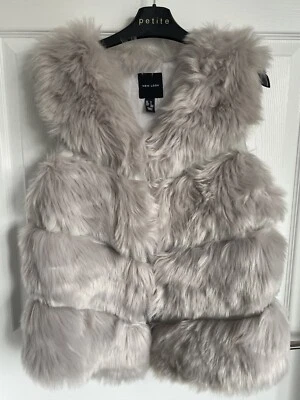 Ladies Grey NEW LOOK Faux Fur Sleeveless Jacket/Waistcoat - Size Small - Image 1 of 4